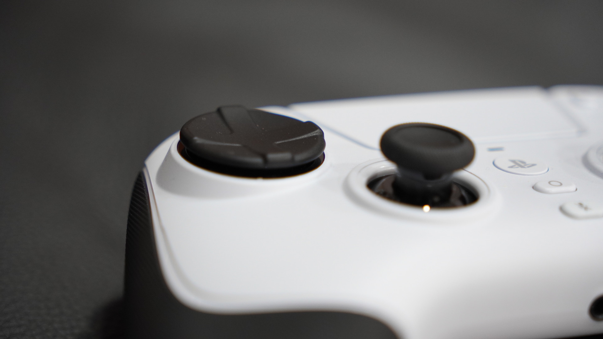 Detalhe frontal do comando Razer Raiju V3 Pro branco mostrando D-Pad flutuante e anal&oacute;gico direito.